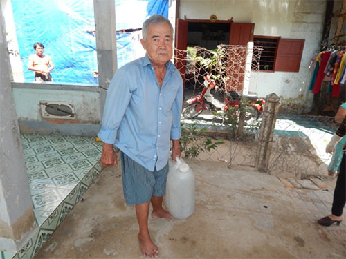 Cụ ông Trần Văn Nở (82 tuổi) ở xóm Ga trung bình mỗi tháng phải tốn trên 160.000 đồng mua nước sinh hoạt sử dụng
