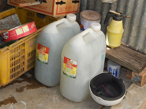 Cụ ông Trần Văn Nở (82 tuổi) ở xóm Ga trung bình mỗi tháng phải tốn trên 160.000 đồng mua nước sinh hoạt sử dụng