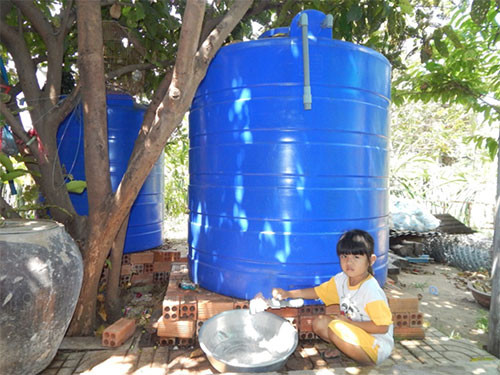 Người dân thôn Đằng Thành phải  mua nước giếng về trữ trong các bể chứa bằng xi măng và thùng nhựa để dành xài. Tuy nhiên, nước phần lớn đều bị nhiễm phèn, không đảm bảo vệ sinh