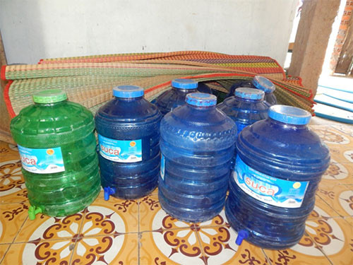 Thiếu nước, nhiều người dân đang sử dụng nước uống đóng chai từ nhiều cơ sở không hợp vệ sinh với giá 14.000 đồng/thùng
