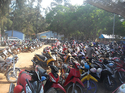 Bãi giữ xe khu du lịch cộng đồng Cam Bình (thị xã La Gi) quá tải trong chiều ngày 1/5