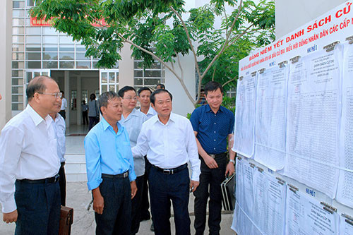 Top-ranking general Do Ba Ty, vice chairman of the National Assembly visited and checked preparation works at a polling spot in Phan Thiet city