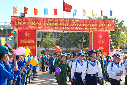 Youth and Ho Chi Minh Communist Youth Union members welcoming new recruits to the camp