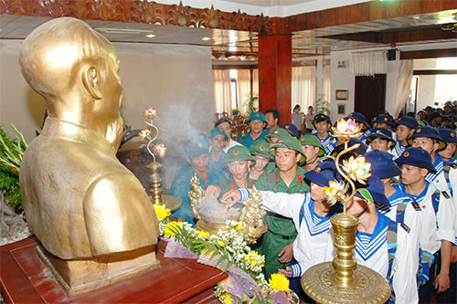 Paying tribute to President Ho Chi Minh