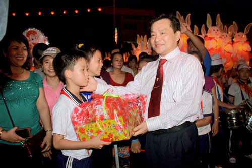 Chairman of the provincial People’s Commmittee presenting gifts to outstanding students
