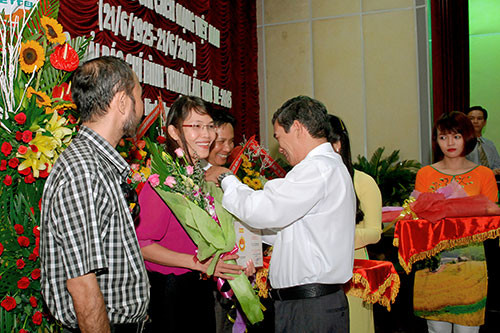 Đồng chí Lê Hồng Văn – Chủ tịch Hội Nhà báo tỉnh trao kỷ niệm chương cho các hội viên và trao quyết định kết nạp Hội viên mới
