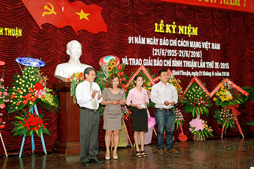 Đồng chí Lê Hồng Văn – Chủ tịch Hội Nhà báo tỉnh trao kỷ niệm chương cho các hội viên và trao quyết định kết nạp Hội viên mới