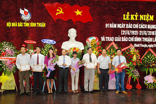 Đồng chí Nguyễn Mạnh Hùng – Bí thư Tỉnh ủy trao giải A giải báo chí Bình Thuận cho các tác giả