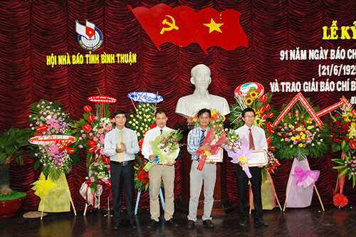 Đồng chí Dương Văn An – Phó Bí thư Tỉnh ủy trao giải  B cho các tác giả
