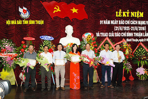 Đồng chí Nguyễn Thành Tâm – Phó Chủ tịch UBND tỉnh trao giải C cho  các tác giả