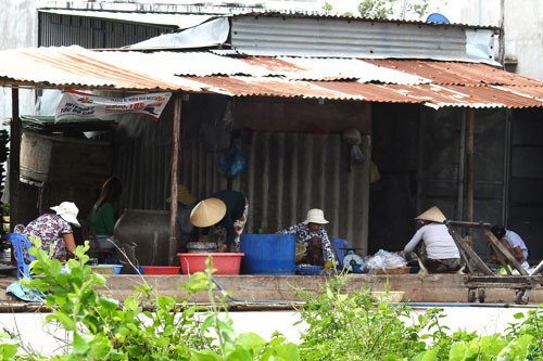 Nhiều hộ chế biến hải sản thuộc khu dân cư Văn Thánh, Phú Tài