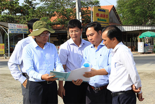 Ông Lê Tuấn Phong – Phó Chủ tịch UBND tỉnh cùng các Sở, ngành kiểm tra thực địa