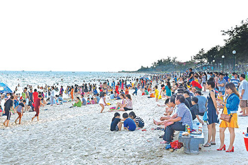 Bãi biển Đồi Dương rất đông du khách.
