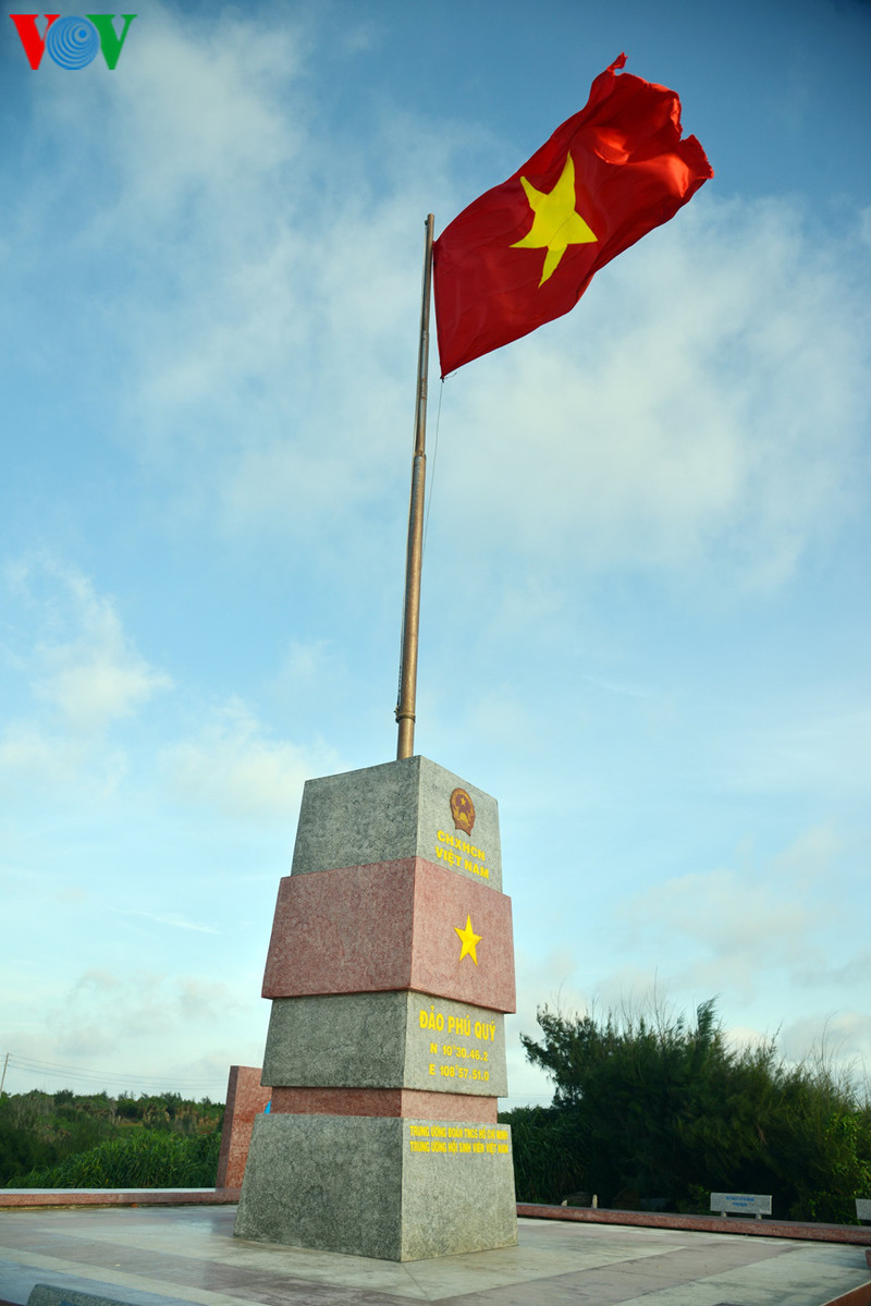 Cột cờ Tổ quốc tại đảo Phú Quý (Bình Thuận). Cột mốc chủ quyền trên đảo luôn là điểm được nhiều du khách tìm đến để chụp ảnh lưu niệm và tổ chức các hoạt động hướng về biển đảo.