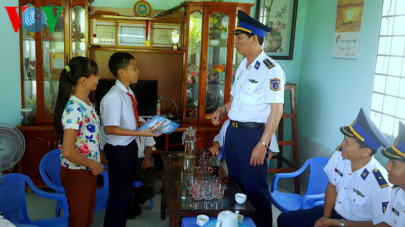 Phú Quý đã đạt chuẩn Quốc gia về phổ cập giáo dục Tiểu học, chống mù chữ và phổ cập giáo dục THCS. Địa phương và lực lượng chức năng thường xuyên quan tâm đến các hoạt động tiếp sức đến trường cho con em các ngư dân trên đảo.