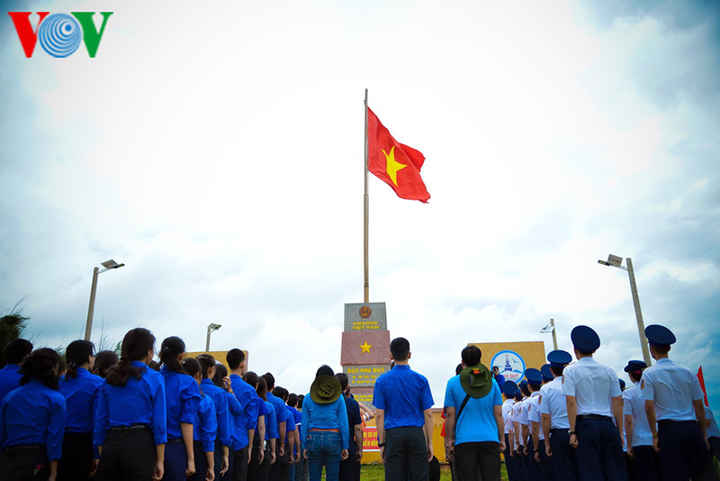 Một buổi chào cờ dưới cột mốc chủ quyền của Đoàn công tác Cảnh sát biển đồng hành với ngư dân khi vừa đặt chân lên đảo.