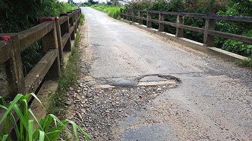 Cầu tiếp giáp giữa xã Mương Mán với Hàm Thạnh vừa nhỏ, mà mặt đường còn hư hỏng rất nguy hiểm cho người và phương tiện qua lại