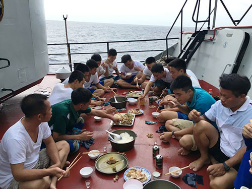 Bữa cơm cuối tuần trên boong tàu giữa biển