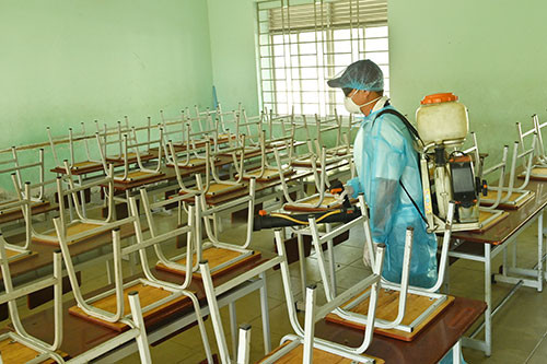Trung tâm Kiểm soát bệnh tật tỉnh phun thuốc khử trùng đồng loạt các trường học.