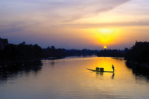 Bến nước con đò trên sông quê Dân Việt