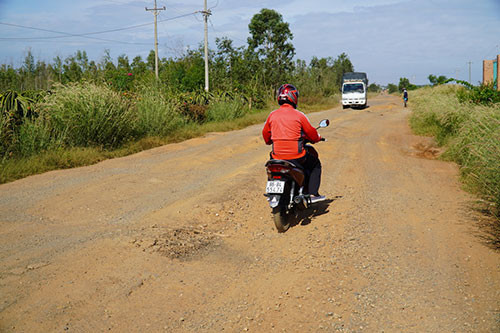 Người dân xã Thuận Quý (huyện Hàm Thuận Nam) cho biết con đường bị hư hỏng hơn 3 tháng nay gây khó khăn trong việc đi lại của họ cũng như các xe chở khách du lịch.