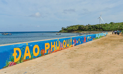 Kè biển đảo Phú Quý.
