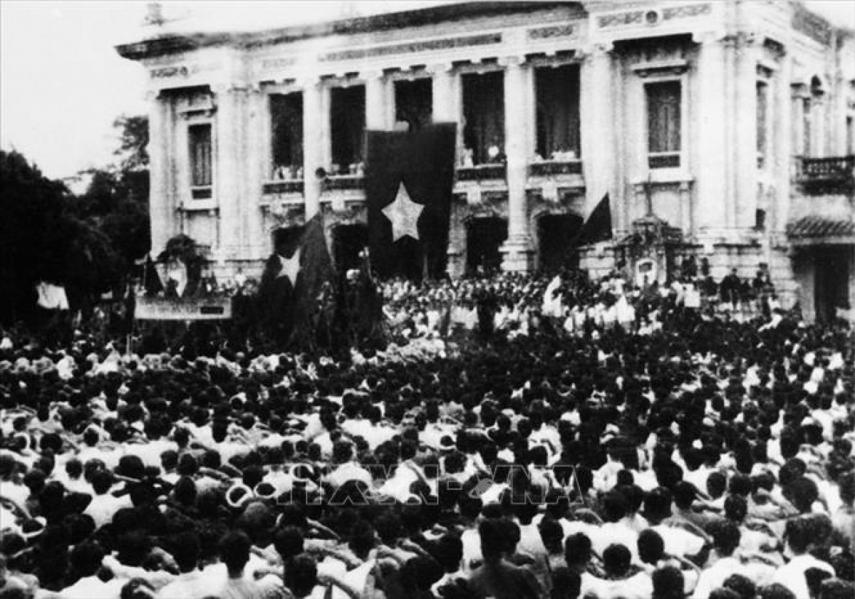 Sáng 19/8/1945, hàng chục vạn người dân ở Hà Nội và các tỉnh lân cận theo các ngả đường kéo về quảng trường Nhà hát lớn Hà Nội dự cuộc meeting lớn chưa từng có của quần chúng cách mạng, hưởng ứng cuộc Tổng khởi nghĩa giành chính quyền. Ảnh Tư liệu TTXVN