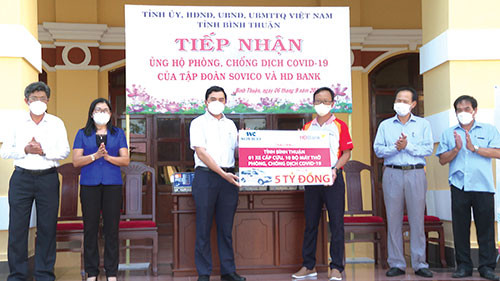 Phó Bí thư Thường trực Tỉnh ủy Nguyễn Hoài Anh  tiếp nhận góp sức của các doanh nghiệp, người dân. 