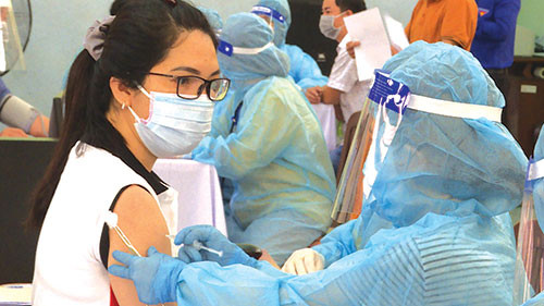 Bình Thuận đẩy nhanh tiêm vắc xin cho người dân.