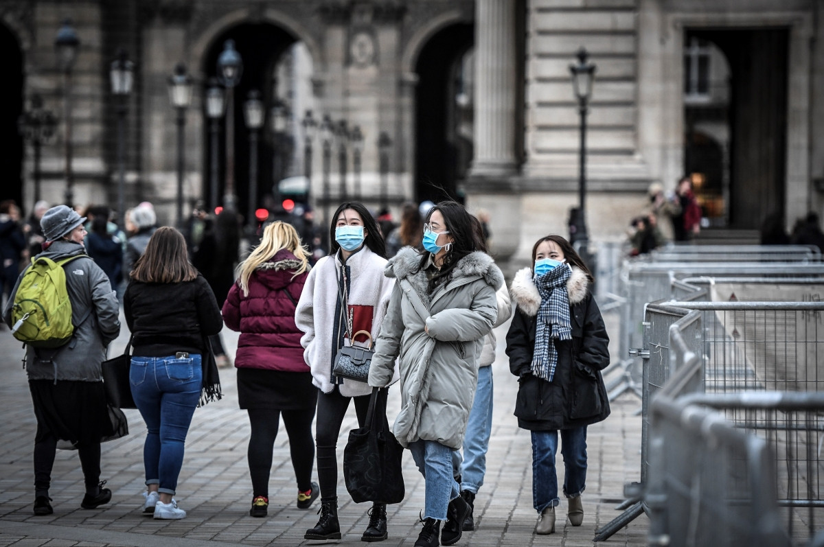 Người dân và du khách đeo khẩu trang phòng tránh lây nhiễm Covid-19 tại Paris, Pháp. Ảnh: AFP