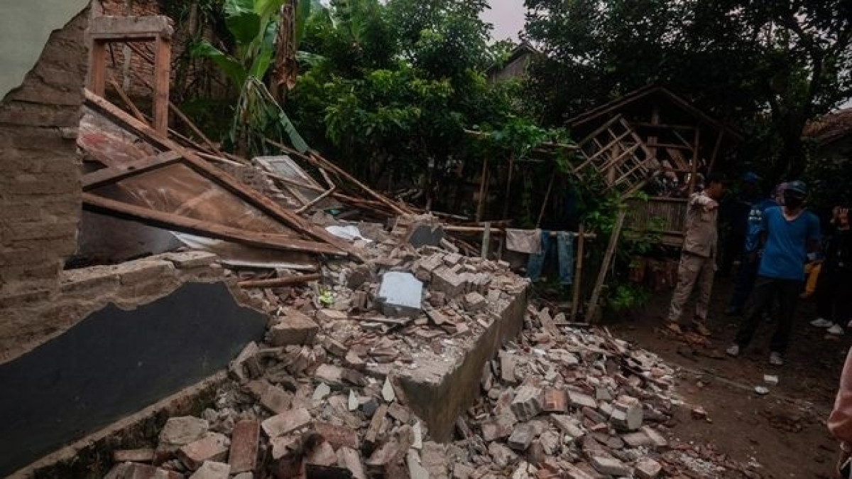Các ngôi nhà bị hư hại sau trận động đất. Ảnh: CNN Indonesia.