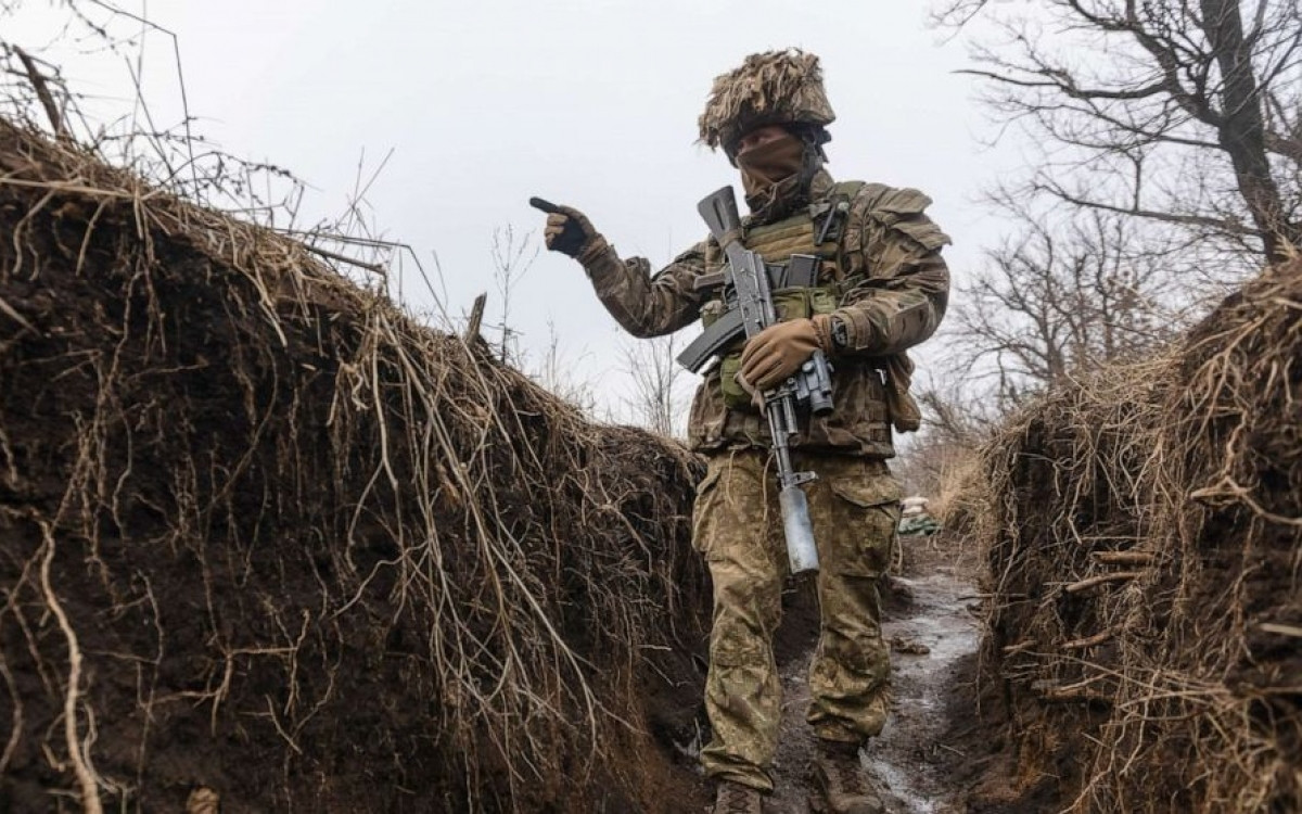 Binh sĩ Ukraine trong chiến hào ở miền đông nước này. Ảnh: AP.