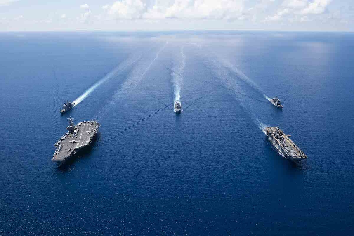 Tàu sân bay USS Ronald Reagan, tàu tấn công đổ bộ USS Boxer và các tàu thuộc Nhóm Tác chiến Tàu sân bay Ronald Reagan và Nhóm tàu Sẵn sàng Đổ bộ Boxer tiến hành tập trận trên Biển Đông ngày 6/10/2019. Ảnh: AFP