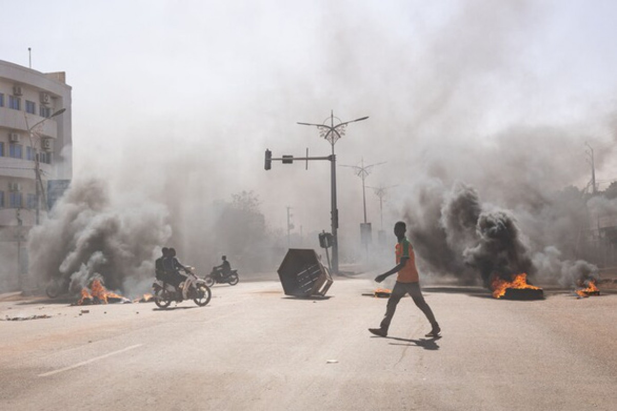 Bất ổn chính trị thể hiện rõ ràng trên đường phố ở đại lộ trung tâm thủ đô Ouagadougou của Burkina Faso, nơi một nhóm biểu tình phản đối Tổng thống Marc Christian Kabore vào ngày 23/1. Ảnh: AFP
