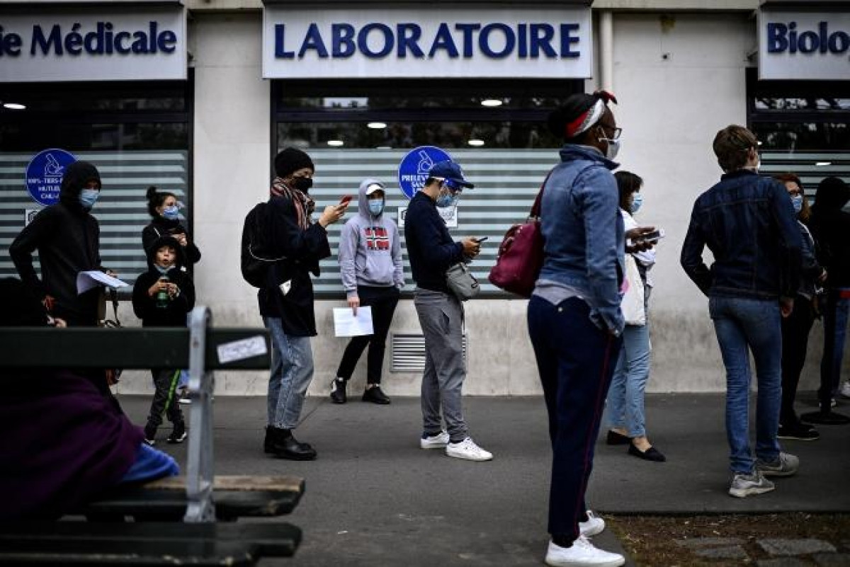 Pháp ghi nhận hơn nửa triệu ca nhiễm Covid-19 trong ngày 25/1 (Ảnh: Le Monde).