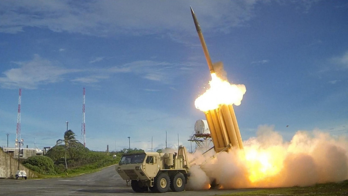 Một tên lửa phòng thủ tầm cao giai đoạn cuối (THAAD) được phóng trong một cuộc thử nghiệm. Ảnh: ZUMA Press