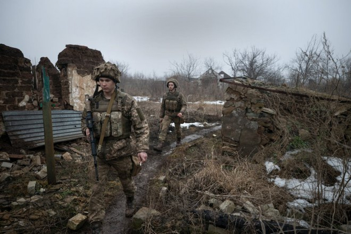 Binh sĩ Ukraine tại tiền tuyến ở Zaitseve hôm 12/2. Ảnh: New York Times.