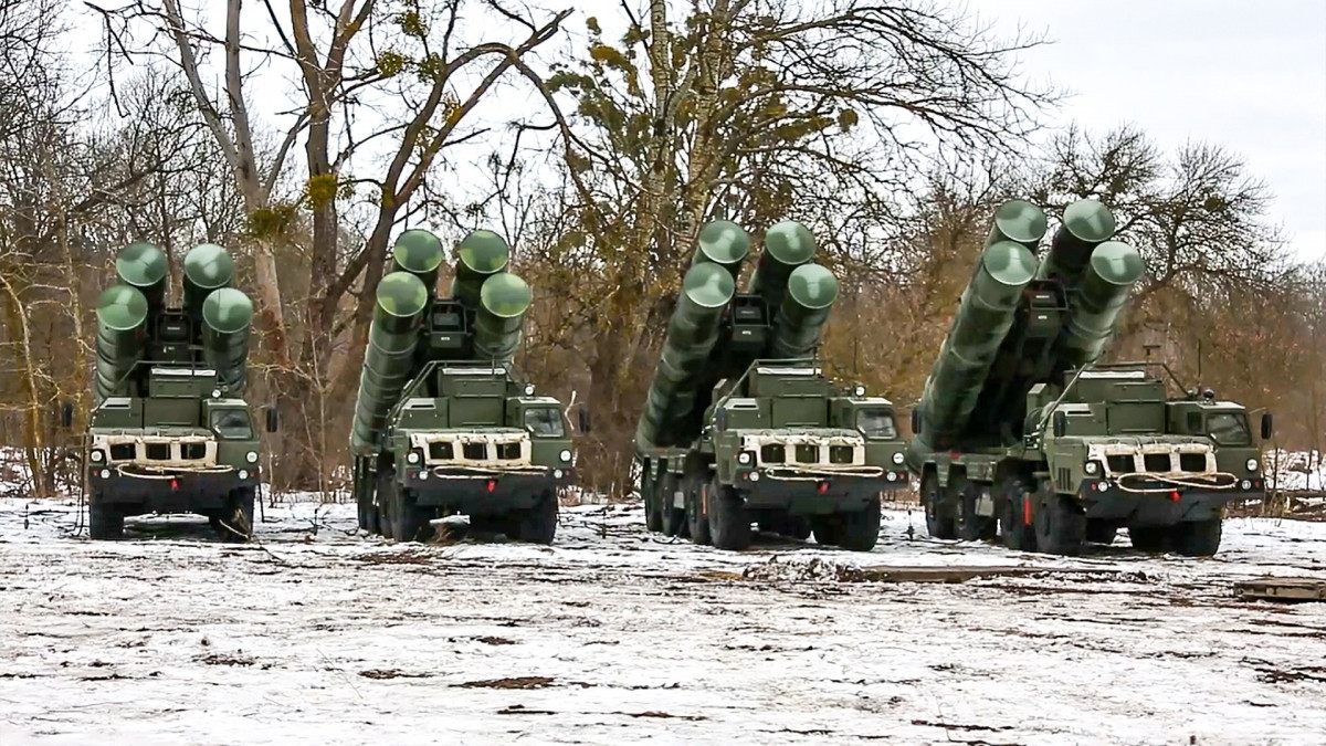 Các giàn phóng tên lửa phòng không S-400 của Nga trong cuộc tập trận tại Belarus. Ảnh: AFP