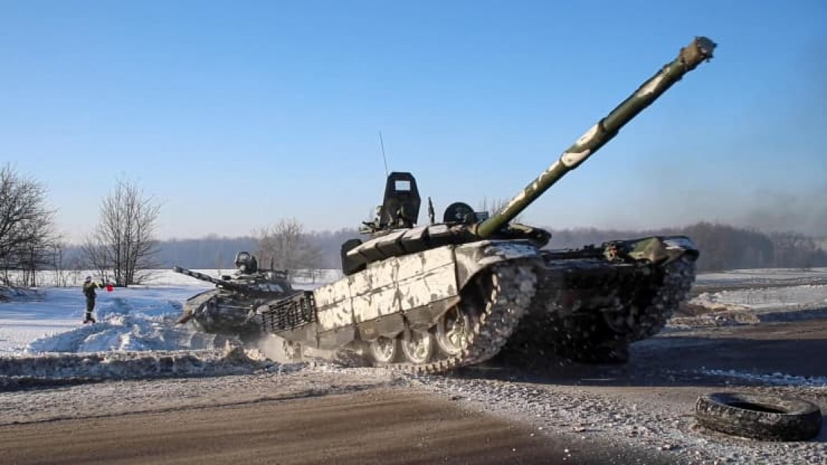 Xe tăng Nga rút về căn cứ thường trực sau tập trận ngày 15/2. Ảnh: AP