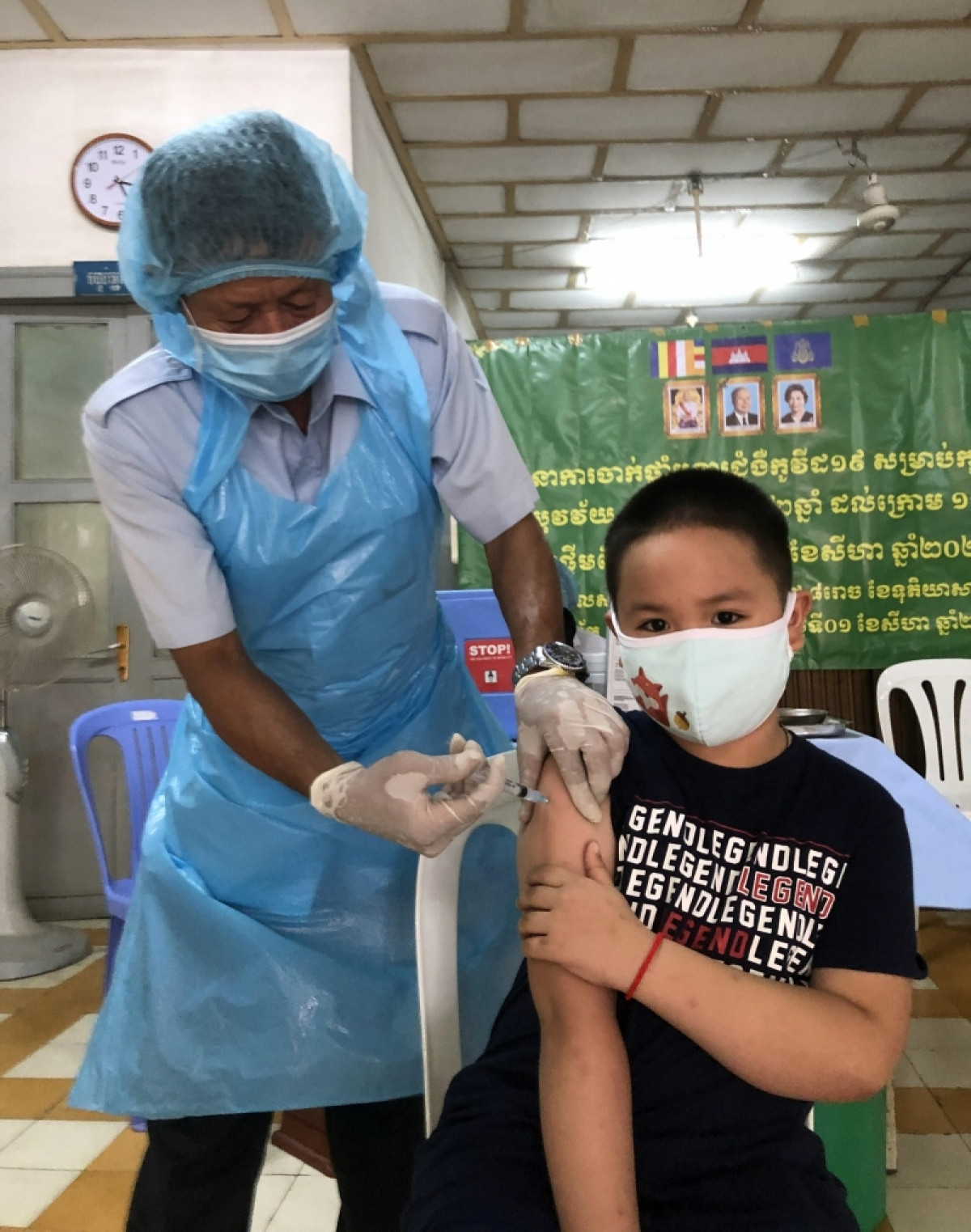 Trẻ em tại Campuchia đi tiêm chủng
