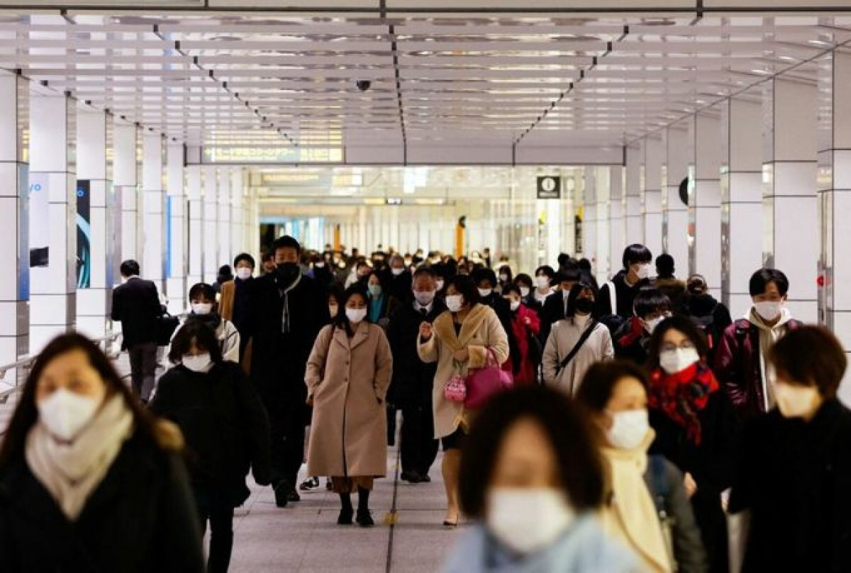 Người dân đeo khẩu trang phòng ngừa Covid-19 tại Tokyo, Nhật Bản, ngày 9/2. Ảnh: Reuters