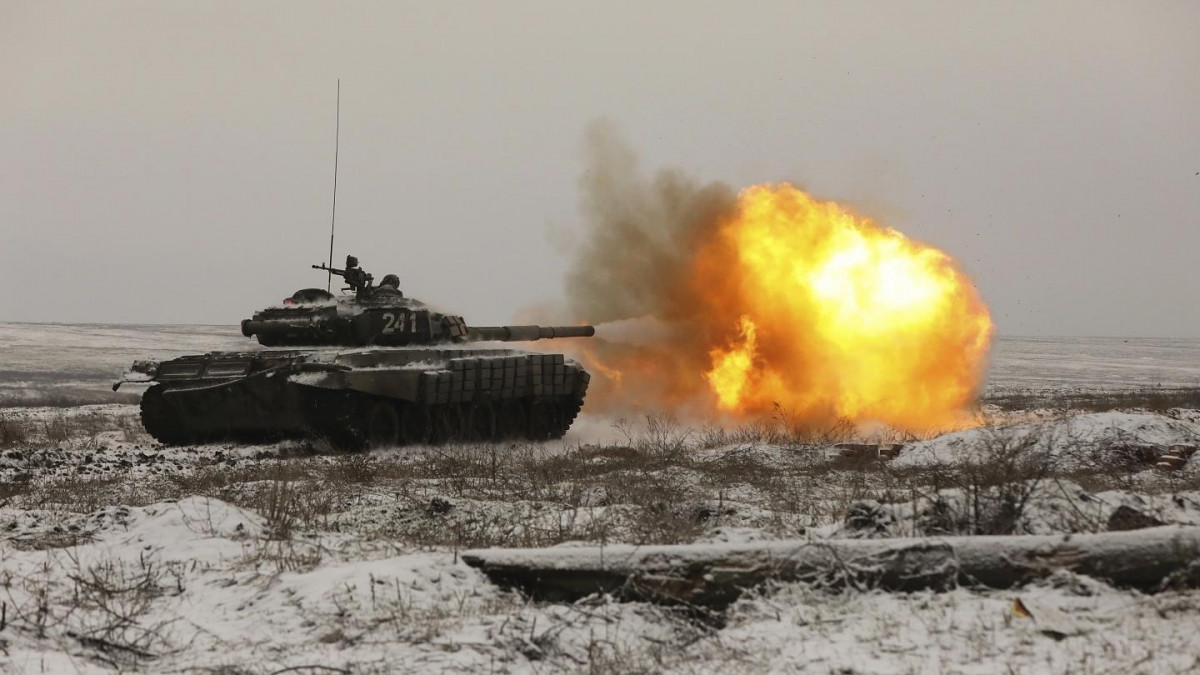 Xe tăng T-72B3 của Nga tham gia tập trận tại trường bắn Kadamovskiy ở khu vực Rostov miền nam nước Nga ngày 12/2/2022. Ảnh: AP