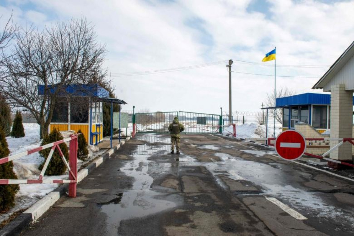 Một người lính Ukraine gác tại điểm kiểm tra ở biên giới với Nga, cách thành phố Kharkiv khoảng 40 km, ngày 16/2. Ảnh: AFP