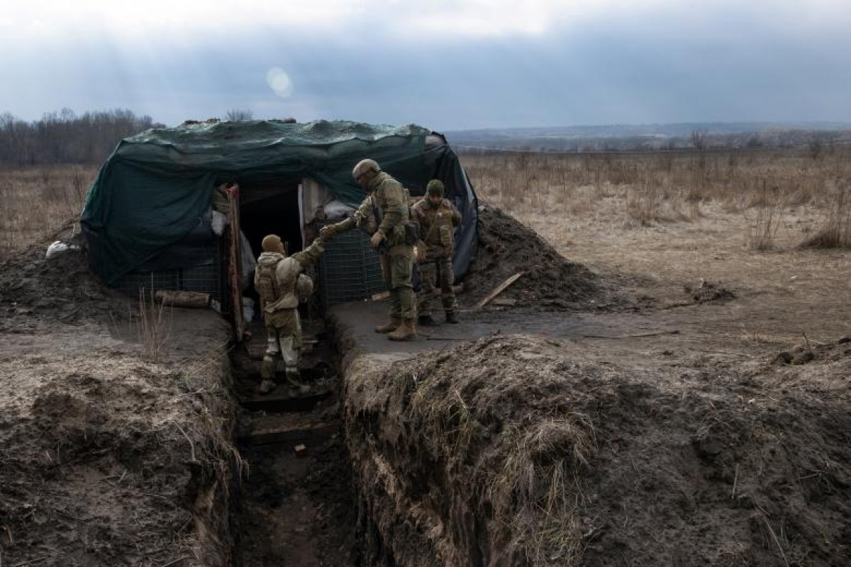 Các binh sĩ Ukraine tại một vị trí tiền tuyến ở miền Đông Ukraine ngày 22/2. Ảnh: NY Times