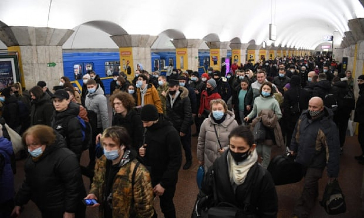 Người dân Ukraine mang túi và vali tại một nhà ga ở Kiev sáng 24/2. Ảnh: AFP