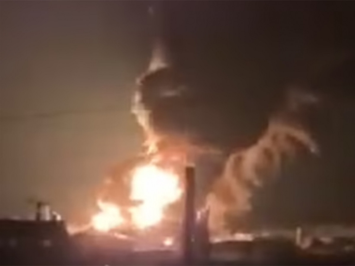 Cháy kho chứa dầu tại thành phố Vasylkiv. Ảnh: Daily Mail