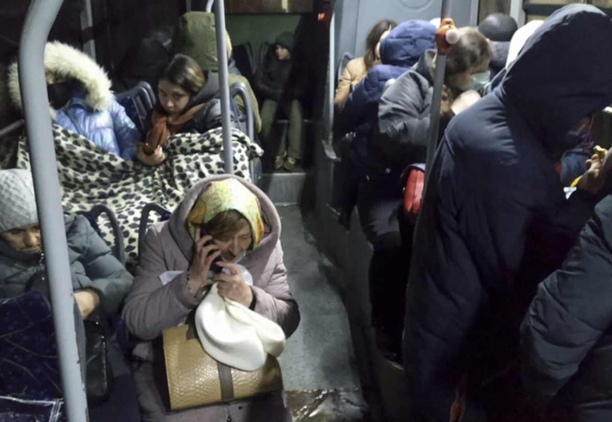 Người dân ở Donetsk trên một chuyến xe sơ tán đến Nga ngày 18/2. (Ảnh: AP)
