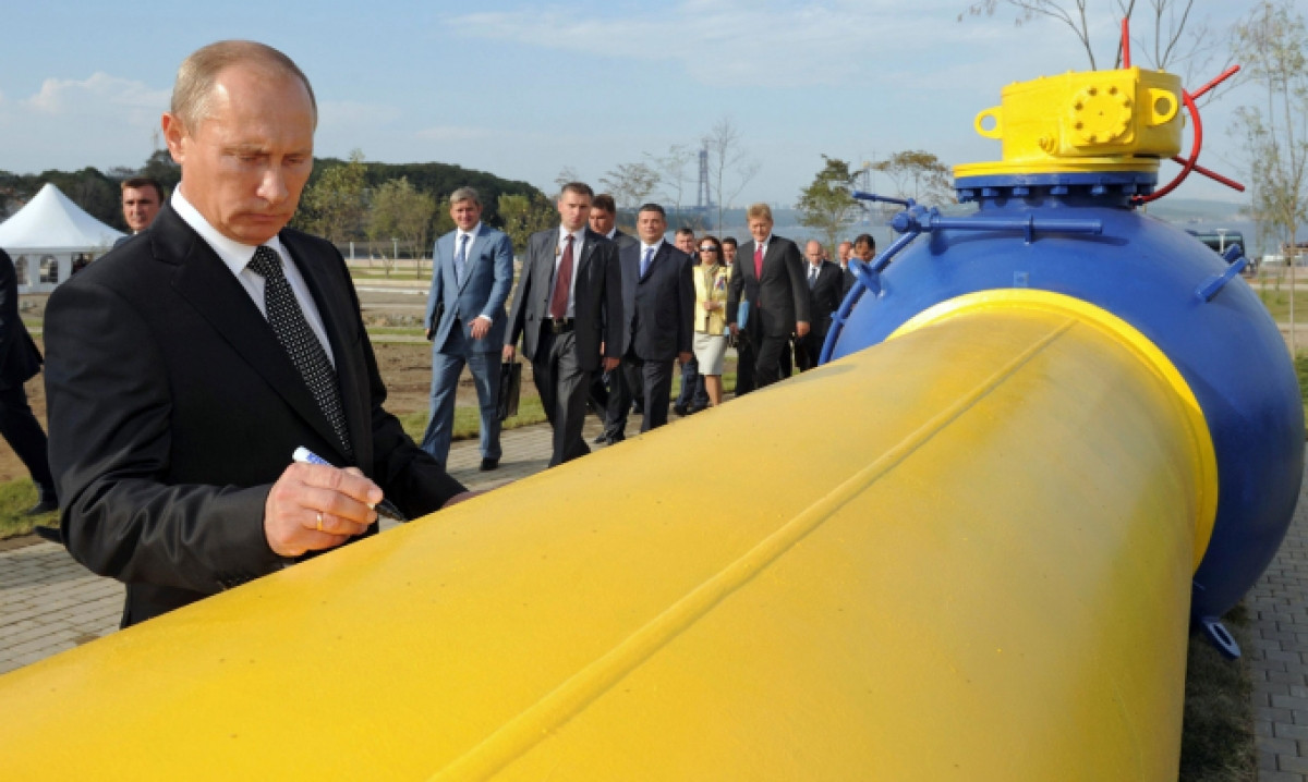Tổng thống Nga Vladimir Putin ký tên trên một đường ống dẫn khí đốt tại Vladivostok, Nga vào năm 2011. Ảnh: AFP.