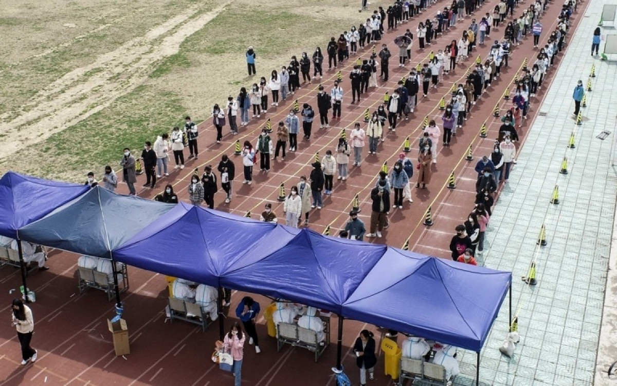 Giáo viên và học sinh xếp hàng xét nghiệm axit nucleic tại một trường học ở tỉnh Giang Tô, miền Đông Trung Quốc ngày 15/3. Ảnh: VCG.