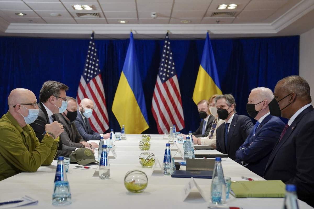 Tổng thống Joe Biden có mặt tại buổi họp giữa các bộ trưởng quốc phòng và ngoại trưởng Mỹ - Ukraine ở Ba Lan ngày 26/3. Ảnh: AP.